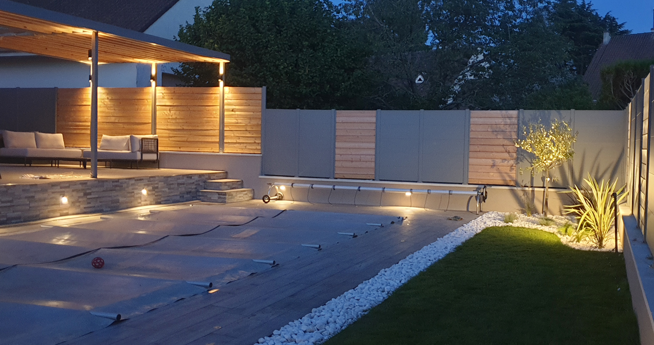 Nuit Piscine coque, terrasse carrelée, jardin paysagé, clôture alu/bois Nuit Piscine coque, terrasse carrelée, jardin paysagé, clôture alu/bois