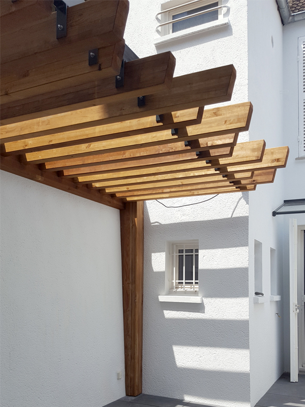 Cour intérieure, pergola bois et métal sur mesure Cour intérieure, pergola bois et métal sur mesure
