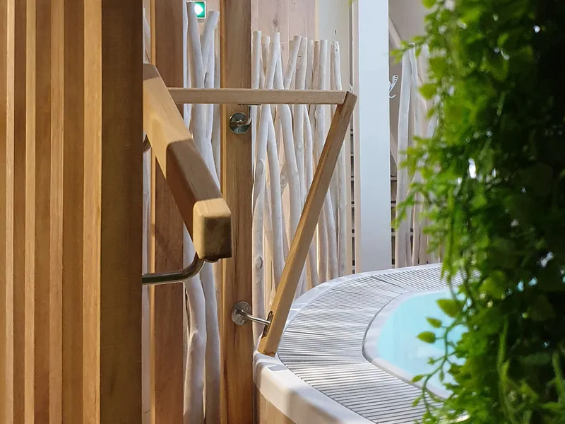 YJ Architecture - Lagon Spa - Vu du spa et bords en bois