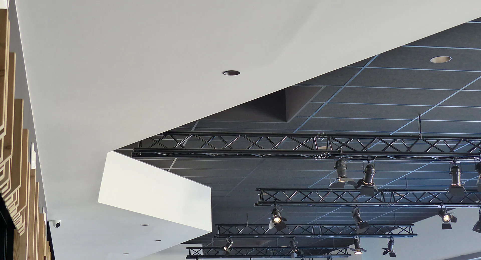 YJ Architecture intérieure - Loisir Plus - Plafond du show room