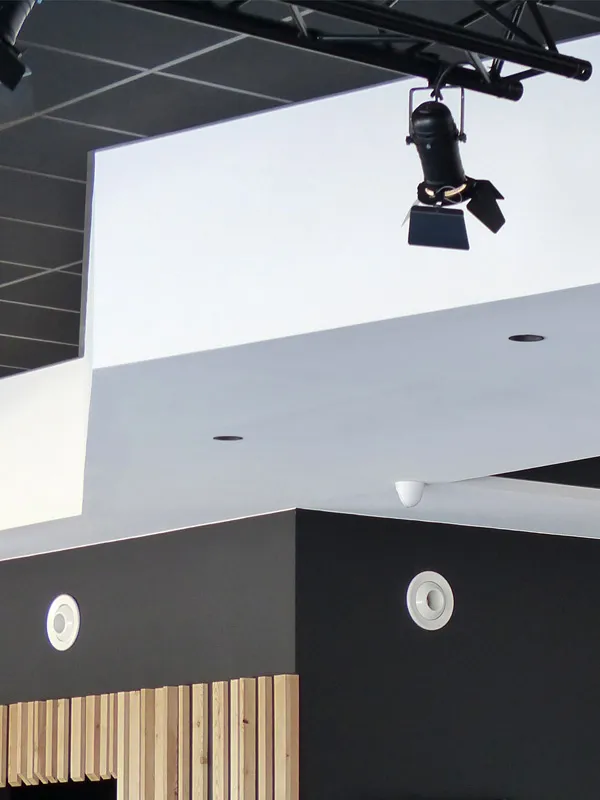 YJ Architecture intérieure - Loisir Plus - Plafond et spot de lumière