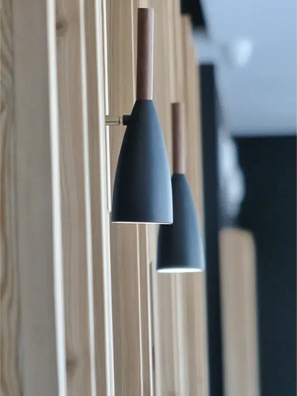 YJ architecture intérieure - Loisir Plus - luminaire sur mur en bois